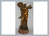 	

Bronzefigur "Amor" patiniert auf Marmorsockel um 1900
Höhe: 54 cm