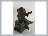 Bronzeskulptur "Harlekin mit Gitarre" auf Marmorsockel 19./20. Jh.
Höhe: 16 cm
Breite 8 cm