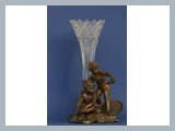 Bronzefigur mit eingefasster Kristallvase
um 1900
Höhe: 14 cm