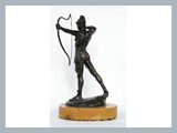 Bronzeskulptur Bogenschütze (Römischer Krieger) auf felsenartiger Standplatte und Marmorsockel um 1900
Höhe: 17 cm