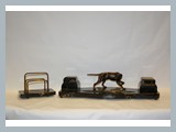 Garnitur mit Bronzehund um 1910