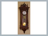 Regulator Wiener Bauart aus der Uhrenmanufaktur Gustav Becker, Freiburg in Schlesien, Gründerzeit,
Gehäuse aus Nussbaumholz
Höhe: 135 cm