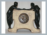 	
Kaminuhr mit Figurenpaar, Goldscheider, Wien, um 1900,
Keramik, Ziffernblatt verkupfert
Höhe: 40 cm
Breite: 45 cm